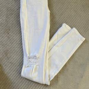 Vita dr denim jeans med hål på knäna. Väldigt stretchiga 