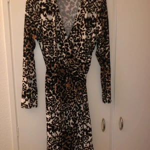 Klänning - Jätte fin Klänning storlek L, använt en gång 