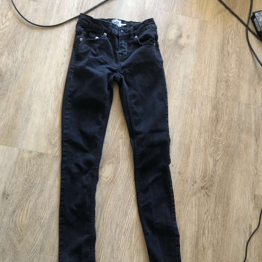 Svarta jeans i storlek xxs, från lager 157. Aldrig använda då de är alldeles för små för mig. Fick dem i present av min syster men som sagt i fel storlek så de blev aldrig använda.. Jeans & Byxor.