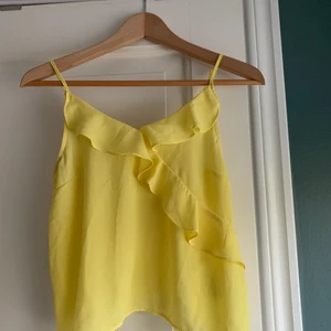 Linne med volang  - Gulligt linne till sommaren! Superbra skick<3 köpare står för frakten