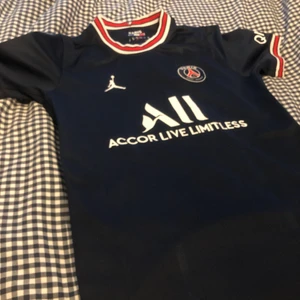 Psg tröja  - Använd fåtal gånger. I väldigt bra skick inga hål eller liknande. Storlek Small. Kan även göras byten!