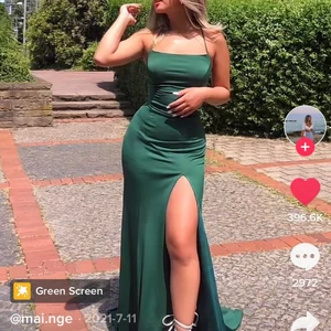 Grön / mörkgrön balklänning - Säljer denna ursnygga balklänningen från JJshouse i storlek 38! De två första bilderna är lånade, den tredje är hur klänningen sitter på mig! Köpt för 1500kr och säljs för 900kr då den är oanvänd och bara testad. Kontakta mig om du har funderingar! <3