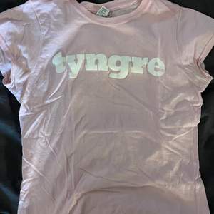 Jag säljer denna fina T-shirten från Tyngre. Den är i mycket fint skick, vanligt t-shirt material. 