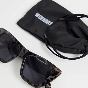 Solglasögon från weekday  - Solglasögon från weekday i fint skick som är leopardmönstrade, köpta runt 2019-2020 och passar perfekt till sommaren. Nypris 250 köpare står för frakt!