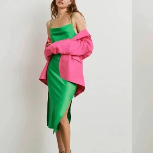 Satin klänning - gina tricot  - Säljer denna superfina gröna klänning från Gina tricot. Storlek 34, slutsåld. Pris: 400kr. 