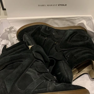 Isabel marant - Säljer nu mina isabel marant skor i storlek 39. De är i bra skick, boxs och äktshetsbevis medföljer. 