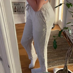 Linnebyxor - Säljer min linnebyxor från H&M💘 storlek S och passade tyvärr inte mig så bra i längden om jag inte har dem lågmidjat vilket jag känner mig obekväm me. Slut i lager på hemsidan i storlekarna (XS-M)💓