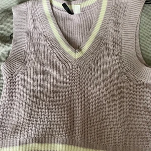 Super fin väst från H&M  - Säljer en av mina favorit västar super fin och jag älskar den men jag har börjat tröttna på den för att jag har så många västar. Skulle vara roligt om den kom till användning till någon annan så att den inte bara ligger i min garderob! Kontakta mig om du har frågor eller vill köpa!🫶🏼❤️