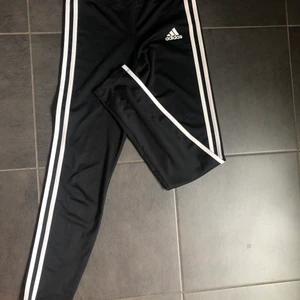 Adidas träningstights - Adidastights i barnstorlek L, motsvarande XS. Typ oanvända. 
