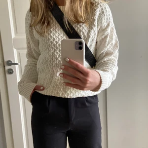 Stickad tröja från Cubus  - Vit stickad tröja från Cubus i storlek M. Då den inte kommer till användning så har jag valt att sälja den & den är endast använd 2 gånger. Köparen står för frakt 💛💛