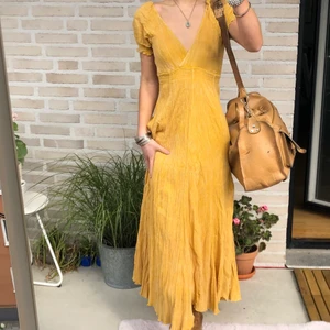 Klänning - Fantastisk klänning köpt i spanien🐝 storlek s men funkar även m och l. Fraktar elelr möts i Fridhemsplan:)