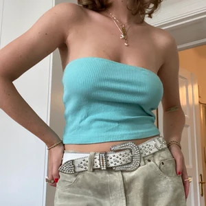 Blå tub topp - Turkos/blå tubtop från hollister (inget synligt märke). Toppen är ribbad och sitter uppe bra. Märkt L passar M eller S med större bröst. Nyskick