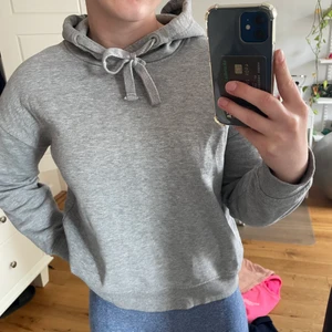 Grå basic hoodie Lager 157 - Grå basic hoodie från Lager 157! Bra skick, passar allt från xxs-m, väldigt mjuk och skön😊  Pris kan diskuteras vid snabb affär, frakt betalas av köparen.  Skriv gärna om ni har frågor eller vill ha fler bilder!💕