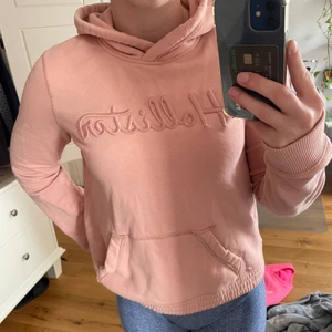 Corallrosa hoodie Hollister - Corallrosa hoodie från Hollister! Bra skick, passar allt från xxs-l, väldigt mjuk på insidan😊  Pris kan diskuteras vid snabb affär, frakt betalas av köparen.  Skriv gärna om ni har frågor eller vill ha fler bilder!💕