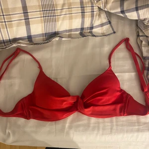 Nelly bikinöverdel - (Kolla den sista bilden för den rättvisa färgen) säljer denna jättefina bikiniöverdel från Nelly som är köpt förra sommarn. Den passar en 75a skulle säga, eller xs/xxs. Använd men fortfarande i bra skick, kan självklart frakta å skicka bättre bilder🥰