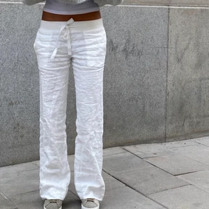 Linnebyxor - Lägger upp igen pga oseriösa köpare!  Säljer mina linnebyxor från alobha då ja köpte två storlekar å valde behålla den andra istället. Byxan jag säljer är i storlek S och är helt oanvänd (har på mig xs på bilden). Lagt Bud=bindande 💗 köp direkt för 1000💛