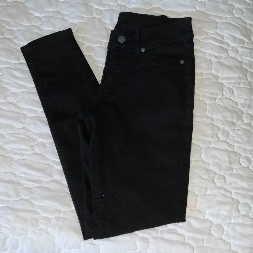 Svarta “Mid rise/ Super skinny” jeans från Cheap Monday. Oänvända (bara prövade någon gång) midja 24-25. Ca 30, 32 i benlängd. Frakt betalas av köpare. . Jeans & Byxor.