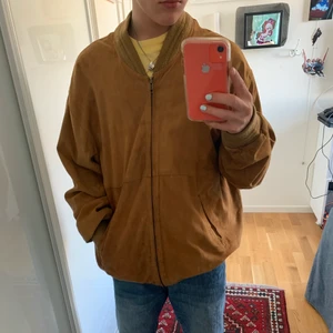 Brun mockajacka -  En guldbrun supercool äkta mockajacka från Hollies! Den är tunn och därför perfekt till vår/tidig sommar. Vintage från 90-talet i fint skick!