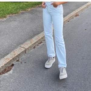 Jeans från weekday i modellen rowe. Vit/ljus blå färg. Säljes då de tyvärr har blivit för små för mig. Inga fläckar eller liknande. 