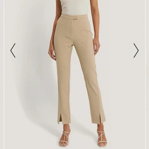 Kostymbyxor  - Raka kostymbyxor med slits, väldigt lika de på första bilden. Köptes för 499kr och är sparsamt använda. Storlek 32 men passar 34 också.