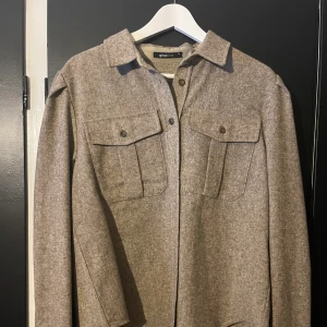 Skjortjacka  - Helt oanvänd skjortjacka från gina med puffaxlar i storlek 38. Köpt för ca 599 och säljs för 200 + frakt.