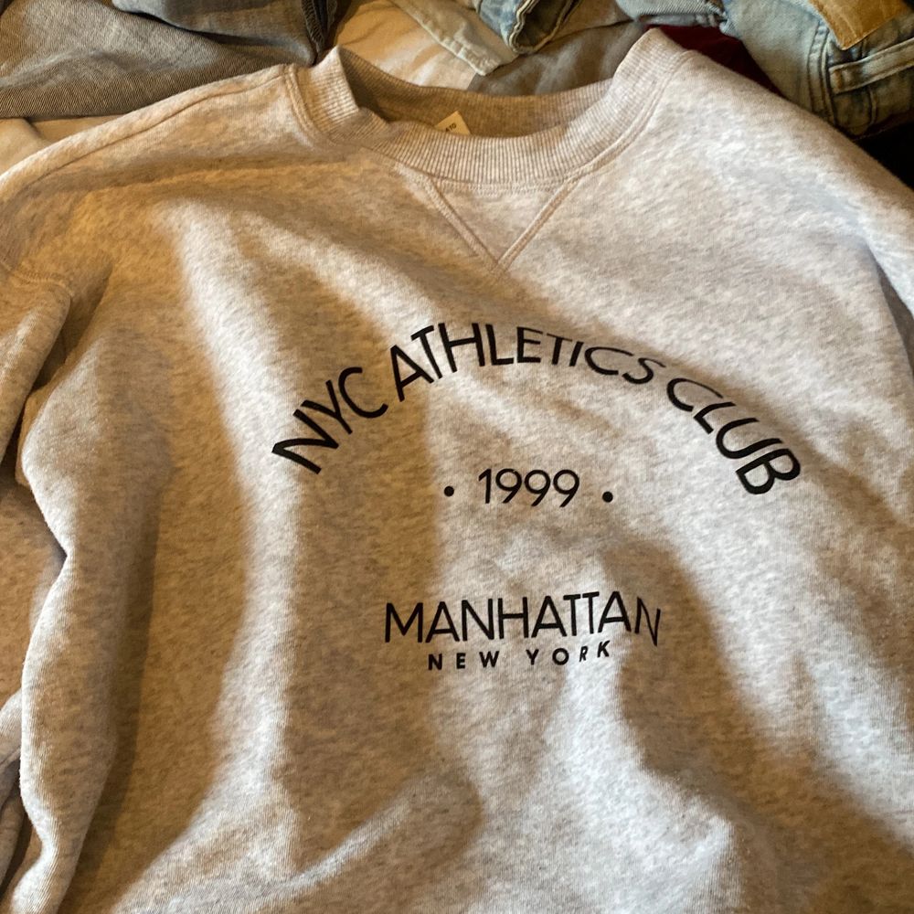 Säljer denna gråa sweatshirt! Från h&m, Vill sälja så snabbt som möjligt!❤️. Tröjor & Koftor.