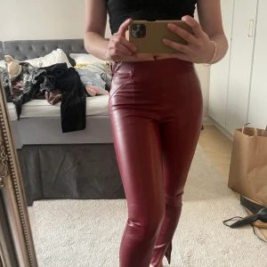 Vinröda skinnbyxor för 70 kr - Vinröda skinnbyxor från Zara, dragkedja där nere, storlek S.