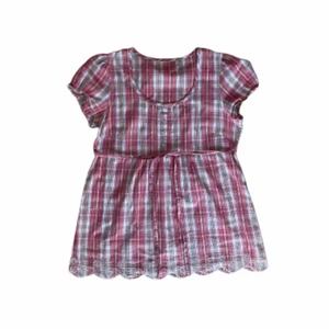 Rutig blus  - Rutig blus, perfekt till sommaren! Finns ingen lapp men gissar på storlek L. Knytes i midjan.  Frakt: jag använder mig av frimärken, frakt blir 54kr