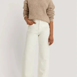 NA-KD stickad tröja - “Structured Knitted Sweater” från Misslisibells kollektion med NA-KD. Storlek S, bilder tagna från hemsidan. Helt ny och aldrig använd, nyskick(: Frakt tillkommer och betalas av köparen. Går att kompromissa om pris vid snabb affär! Skriv gärna om ni har några frågor eller vill ha fler bilder! (: