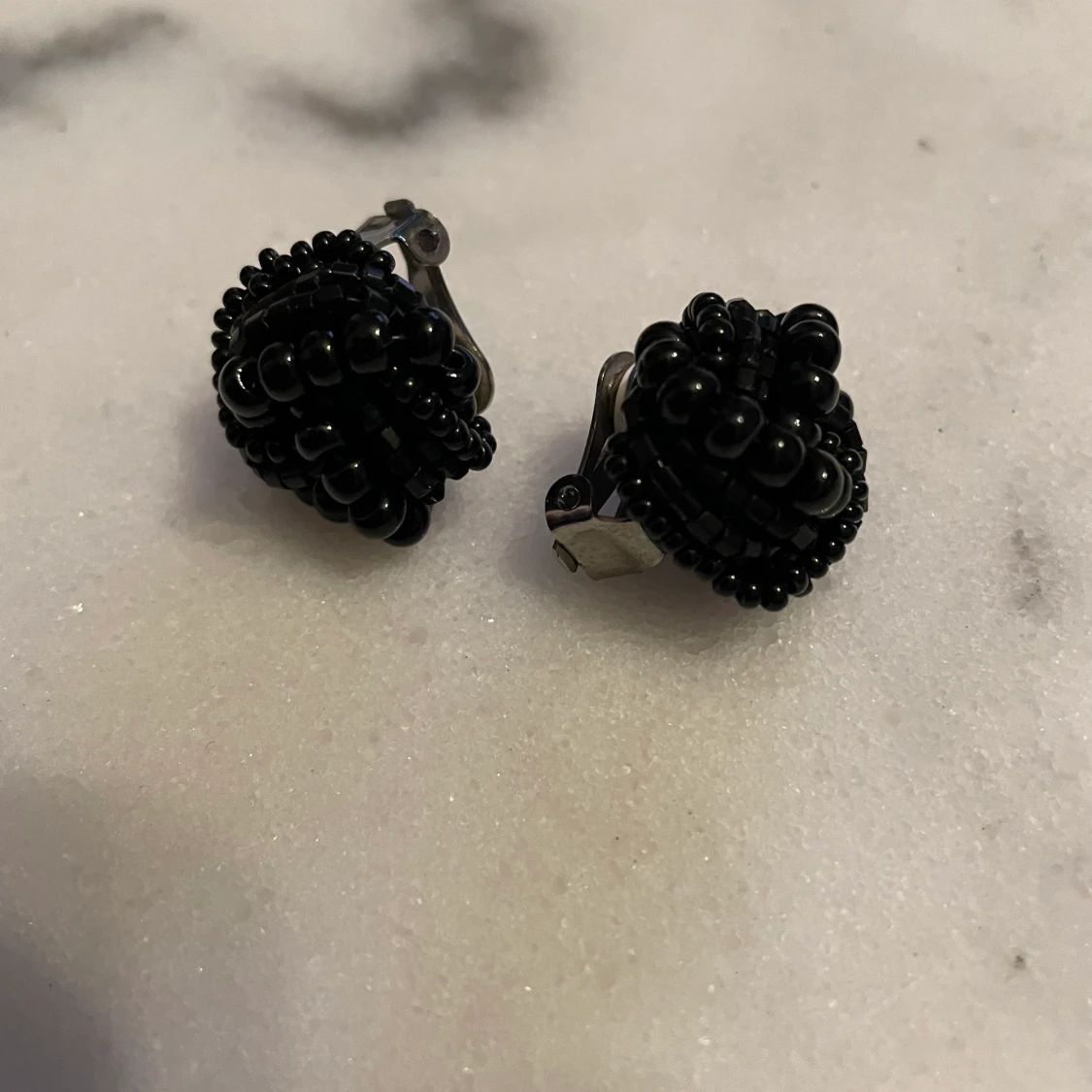 Svarta vintage örhängen från London  - 91