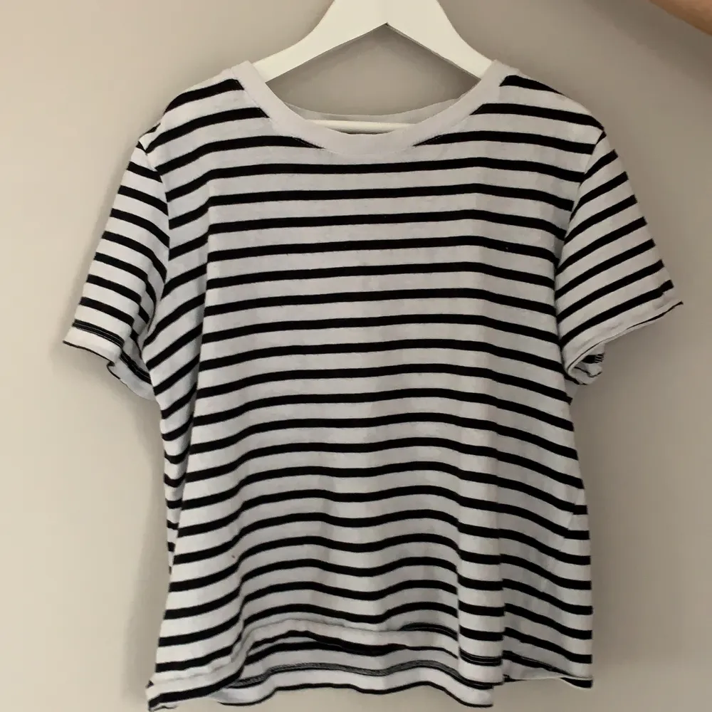 Säljer denna randiga T-shirten köpte denn för 149! Använd 2-3 gånger!💘💘. T-paidat.