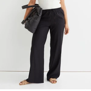 BYTE - Har dessa svarta byxor i satin från HM, helt oanvända med lapp kvar i storlek S. Jag hade behövt byta till XS men de är dessvärre slutsålda, hör gärna av dig om du har ett par i XS som du vill byta / sälja💕