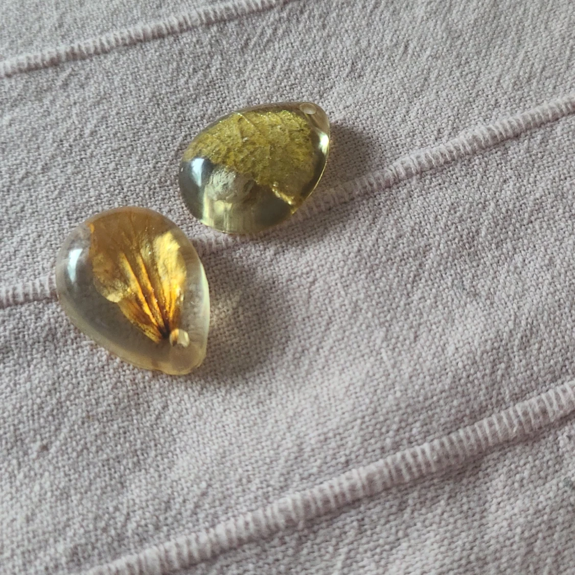 Två resin berlocker  - 91