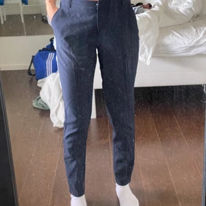 Marinblåa kostymbyxor  - Kostymbyxor från Primark. Hyfsat långa i benen. Dessa är i väldigt fint skick. 
