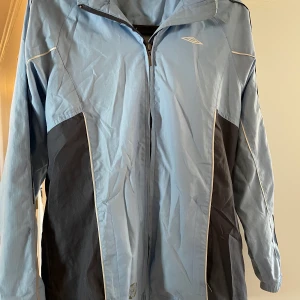 Regnjacka Stlk 164 - Barnjacka för tjej. Fint skick och fin ljusblå färg. Hämtas i Tyresö 