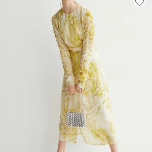 Underbar klänning  - Säljer min otroliga klänning då den inte riktigt passar. Så snygg till bröllop i sommar eller att bara ha till vardags. Helt oanvänd med lappar kvar! Slutsåld. 