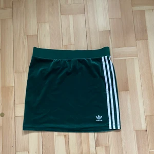 Adidas Velvet kjol mörkgrön - Använd 1-2 ggr, jättefin kjol men lite för liten för mig, ganska liten i storleken, är ganska säger på att det är L men kanske mer är som en M. 