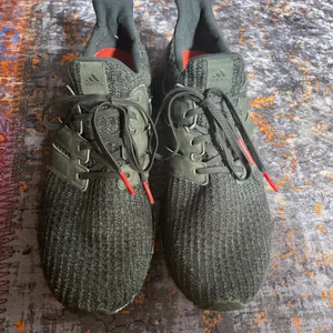 Adidas ultra boozt stl 45 1/3 - Säljer mina adidas ultra boozt stl 45 1/3 som är köpte för 1200kr och säljer de för 350kr 