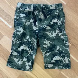 Dessa militär shorts är för killar. De har använts ca 2 gånger. De säljs för att de inte passar längre så kan inte visa bilder med de på. De är i storleken 164 och säljs för 30kr + frakt