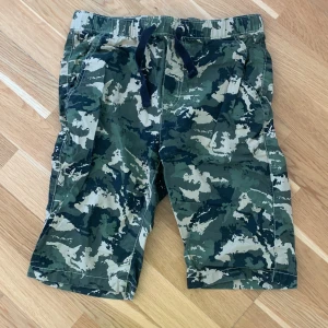 Militär shorts - Dessa militär shorts är för killar. De har använts ca 2 gånger. De säljs för att de inte passar längre så kan inte visa bilder med de på. De är i storleken 164 och säljs för 30kr + frakt