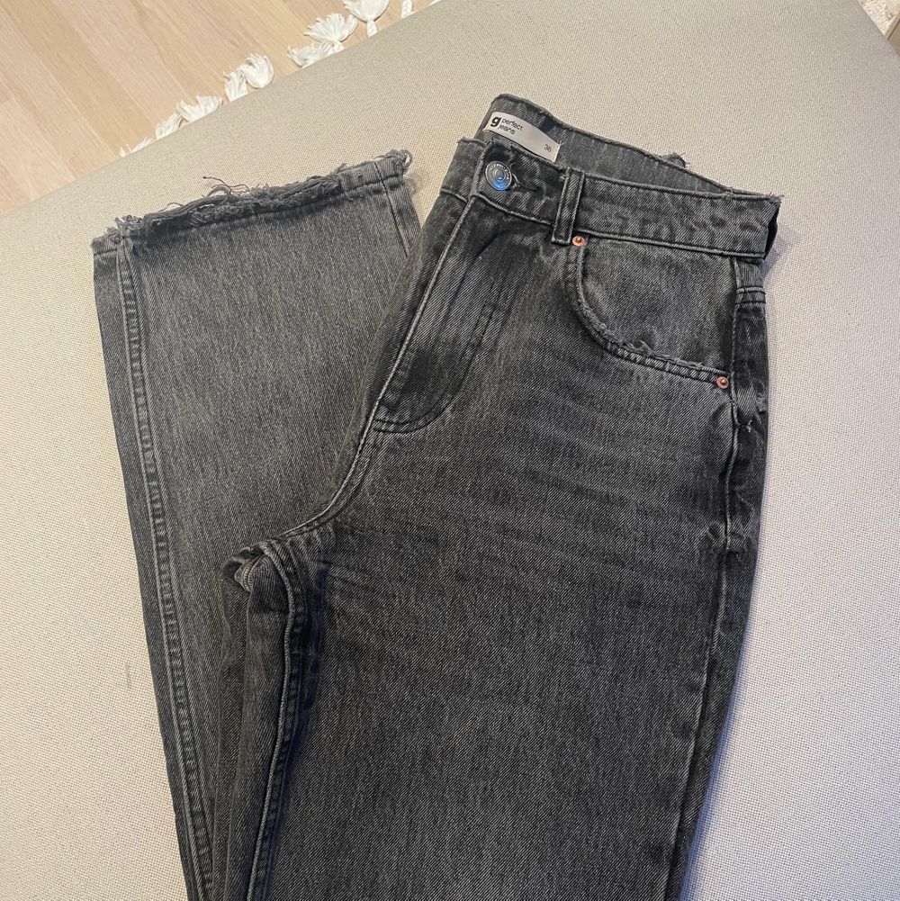 90s highwaist jeans från Gina Tricot färgen washed grey 💕 Strl 36, knappt använda ord pris: 599kr💕. Jeans & Byxor.