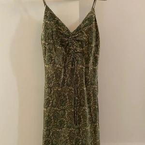 Klänning - Säljer denna klänning från zara som inte säljs längre. Banden är reglerbara. Klänningen är använd 2-3 gånger alltså är den som ny. 