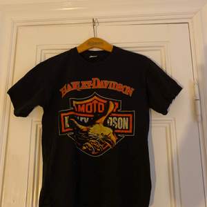 Harley Davidson T-Shirt, storlek M men passar samt M, kolla gärna in mina andra inlägg😎
