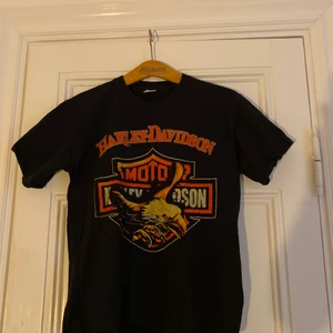 Harley Davidson T-shirt - Harley Davidson T-Shirt, storlek M men passar samt M, kolla gärna in mina andra inlägg😎