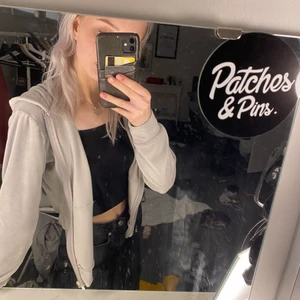 Ginatricot - Grå kofta lent material 