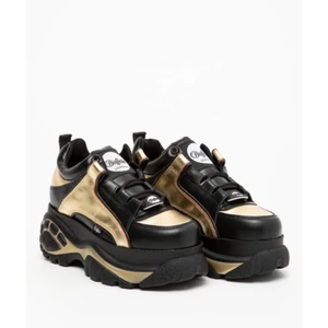 Buffalo sneakers  - Ett par guld svarta buffalo sneakers som är använda några få gånger. Orginalpris 1 800kr. Pris kan diskuteras 🌷