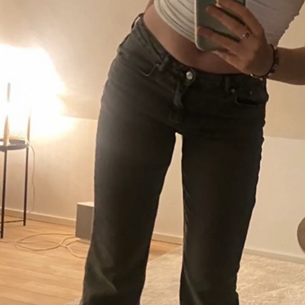 Säljer dessa magiska magiska gråa bootcut jeans eftersom jag idag köpte ett par andra typ exaktlikadana❤️. Jeans & Byxor.