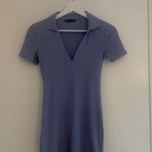 Zara ljusblå klänning - Ljusblå klänning från zara i storlek S. Aldrig använd. 