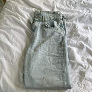 Säljer dessa helt nya jeans från Gina tricot, dem är mellanmidjade och är raka, jag är ca 163 och passar mig ganska bra, skulle säga att dem passar för lite längre personer!❤️ köparen står för frakten!❤️