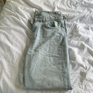 Jeans! - Säljer dessa helt nya jeans från Gina tricot, dem är mellanmidjade och är raka, jag är ca 163 och passar mig ganska bra, skulle säga att dem passar för lite längre personer!❤️ köparen står för frakten!❤️